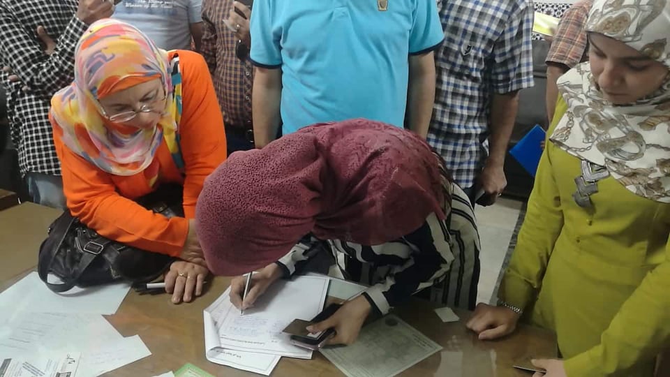 300 توقيع لأنها الحراسة على نقابة الصيادلة 300 توقيع لأنها الحراسة على نقابة الصيادلة