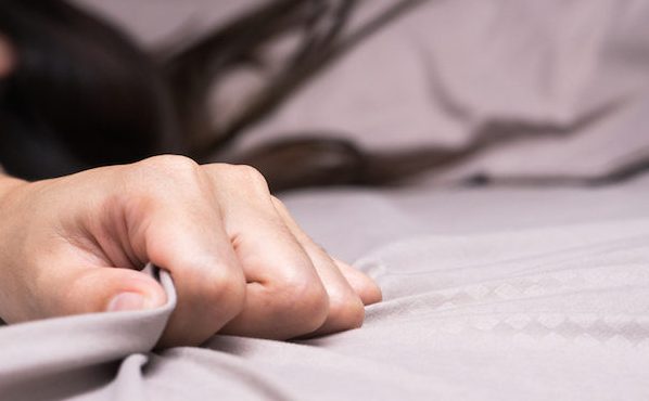 شاب وفتاة يمارسون الرذيلة