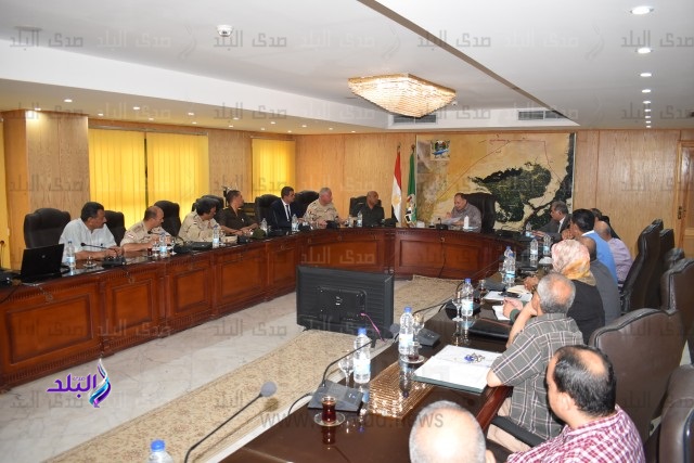 محافظ الفيوم يناقش إعادة التوازن البيئي لبحيرة قارون 