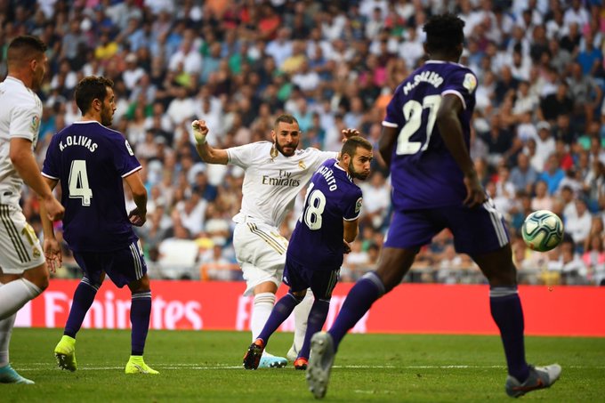 كريم بنزيما مهاجم ريال مدريد لحظة تسجيله هدف فريقه الوحيد