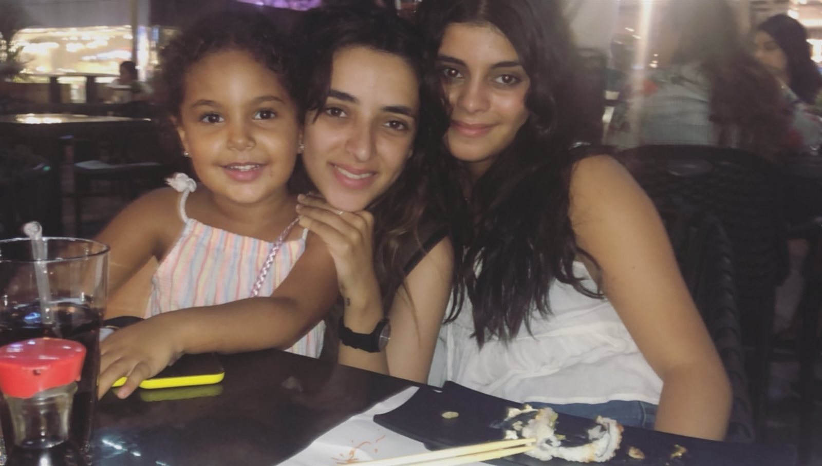 ابنتا روجينا وطفلة