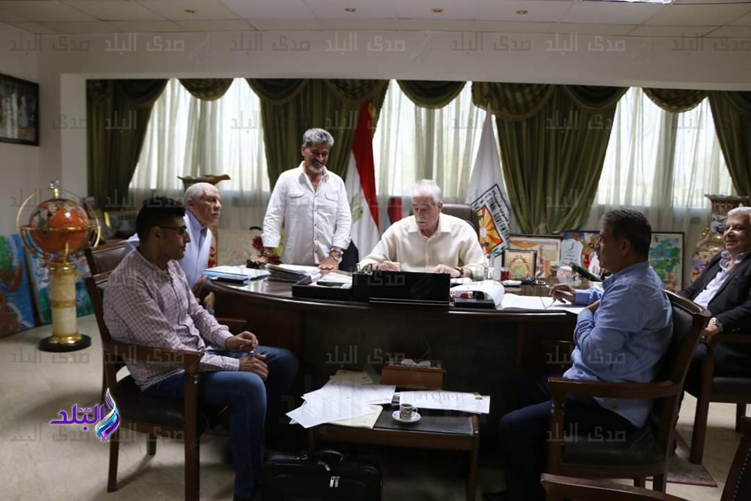 محافظ جنوب سيناء يلتقي التشكيلي العالمي مليكة محافظ جنوب سيناء يلتقي التشكيلي العالمي مليكة