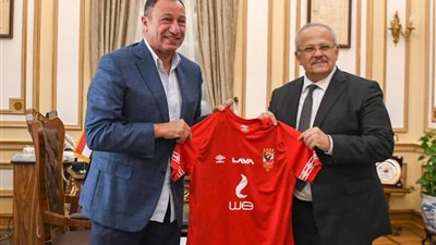 زيارة الكابتن محمود الخطيب لجامعة القاهرة