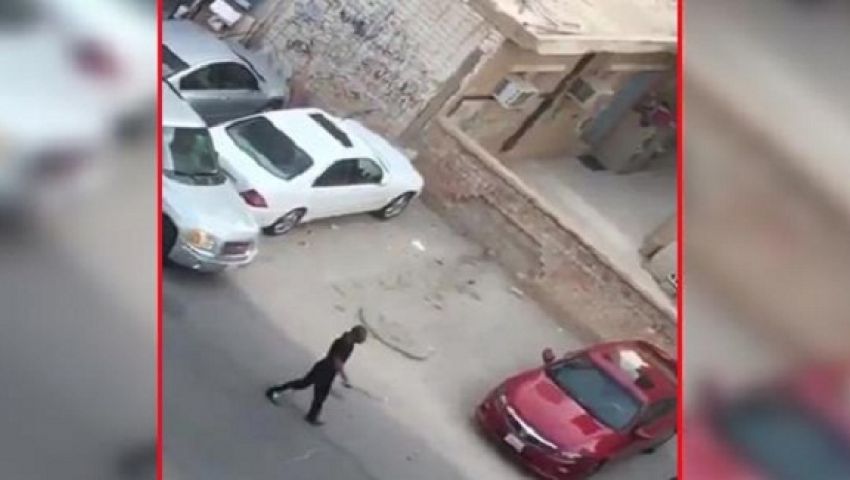 مصري يطارد المارة في الكويت بالساطور