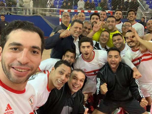 احتفال لاعبو الزمالك بعد الفوز علي الاهلي فى السوبر الافريقي احتفال لاعبو الزمالك بعد الفوز علي الاهلي فى السوبر الافريقي