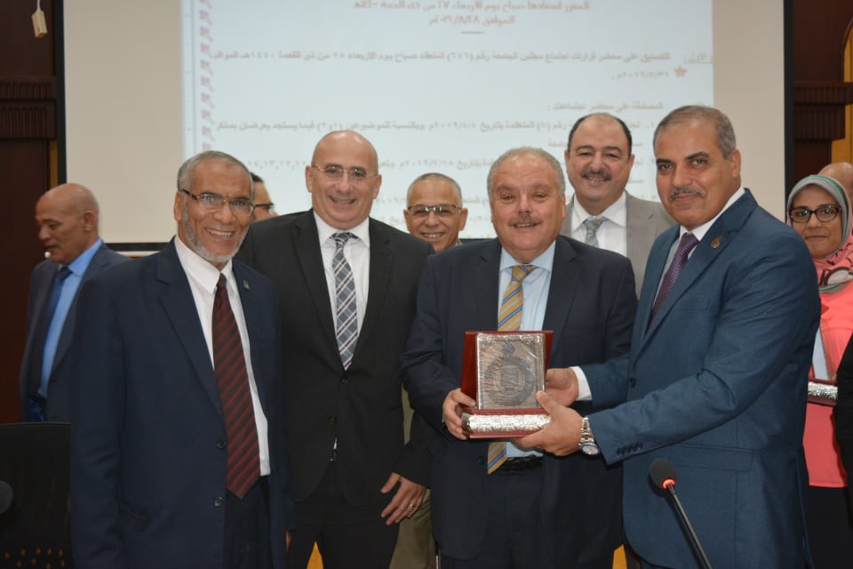 رئيس جامعة الازهر يكرم  العمداء السابقين