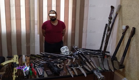 المتهم بحوزته اسلحة نارية وبيضاء