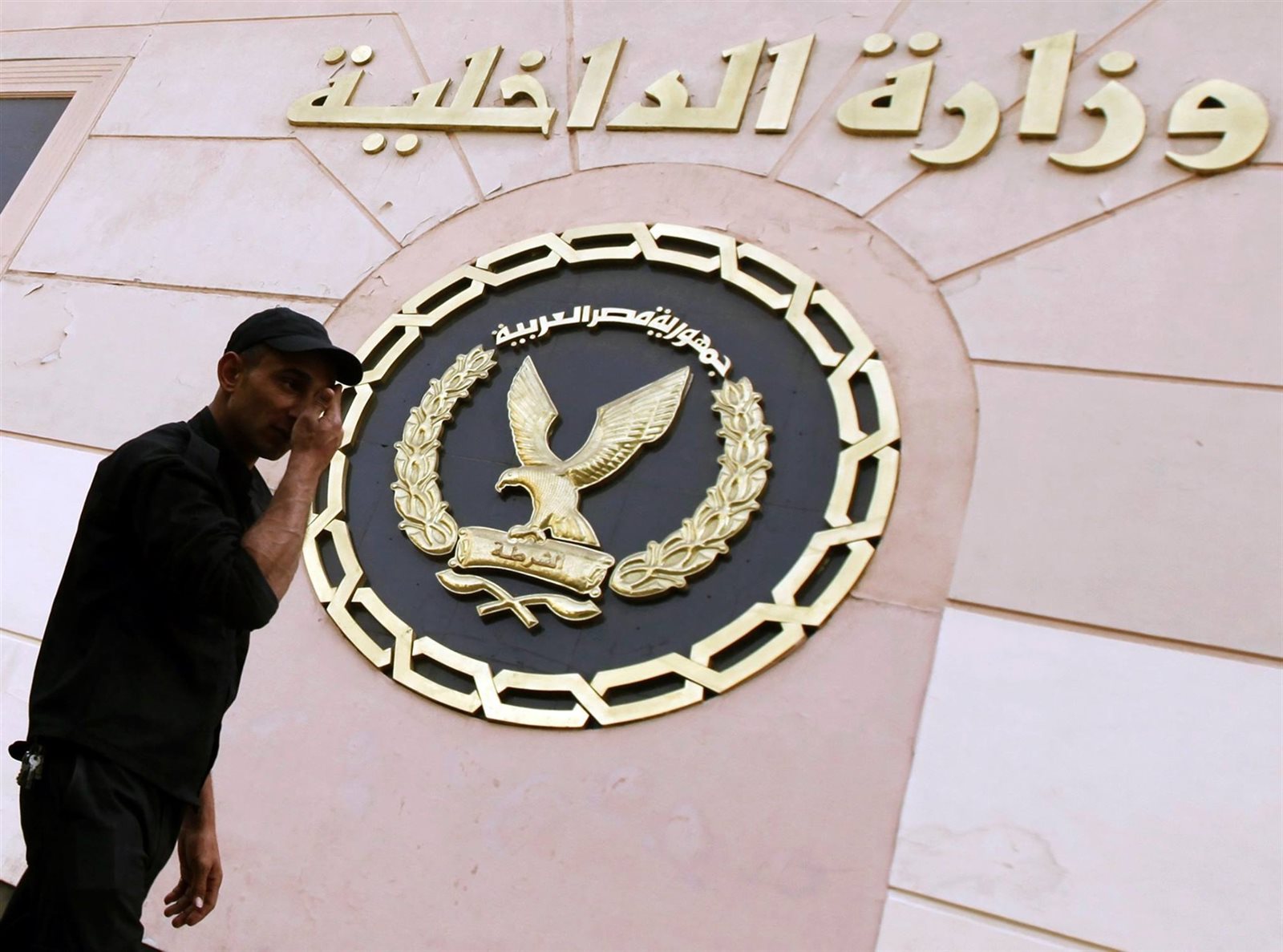 ايقاف ضابط شرطة اعتدى على صاحب مقهى
