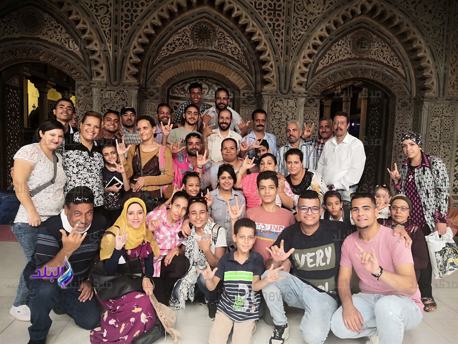 ضعاف السمع يكتشفون تاريخ مجمع الأديان بلغة الإشارة