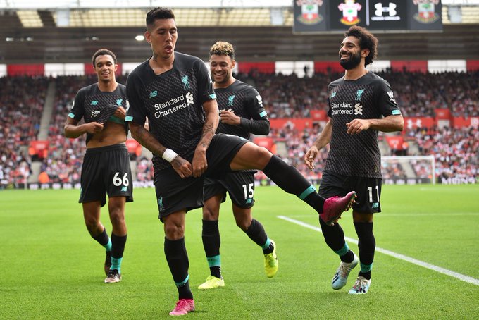 لاعبو ليفربول يحتفلون بالهدف الثالث
