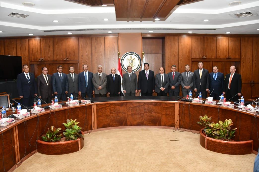 أرصفة وإنارة وممشى.. حرم آمن لشركات البترول في القليوبية