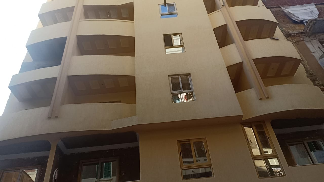 عقار مخالف يهدد أرواح مئات المواطنين عقار مخالف يهدد أرواح مئات المواطنين