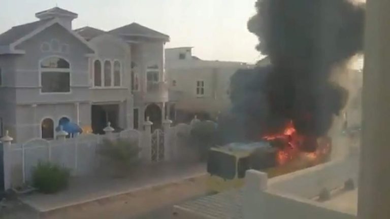 لحظة اندلاع حريق كبير في حافلة مدرسية في الإمارات