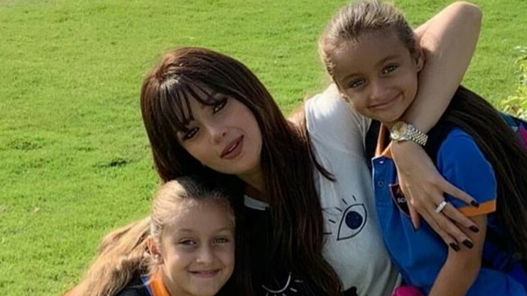 بنات رضوى الشربيني بالزي المدرسي 