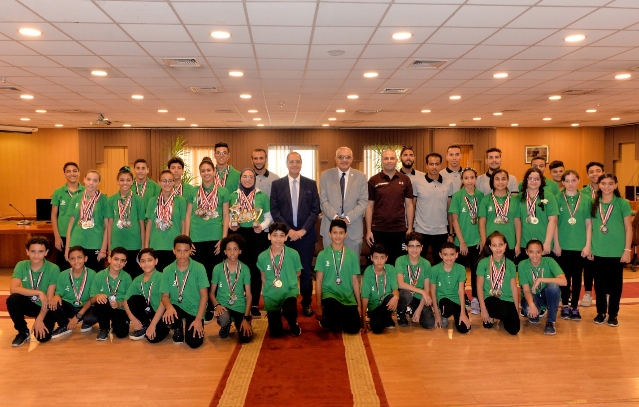 رئيس جامعة المنصورة يكرم فرق الزعانف للسباحة