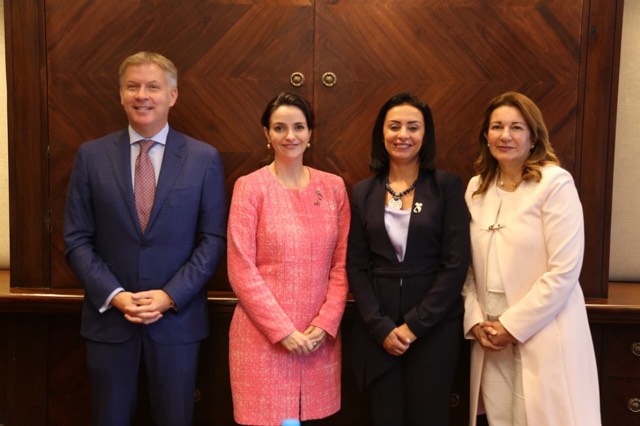 دكتورة مايا مرسى مع سفير كندا 