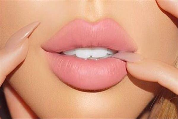 فوائد زيت الورد للشفايف فوائد زيت الورد للشفايف