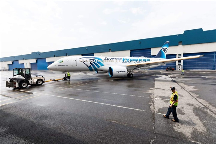 طائرة مصر للطيران من طراز "A220 – 300"