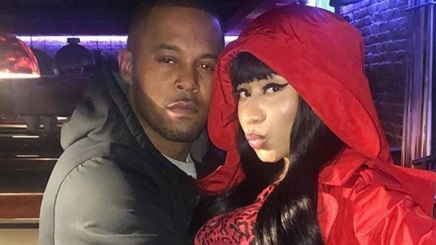 نيكي ميناج مع صديقها كينيث بيتي