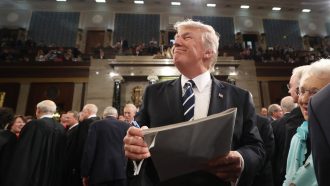 لجنة بالكونجرس تتحرى صلات البنتاجون بمطار قرب منتجع ترامب في