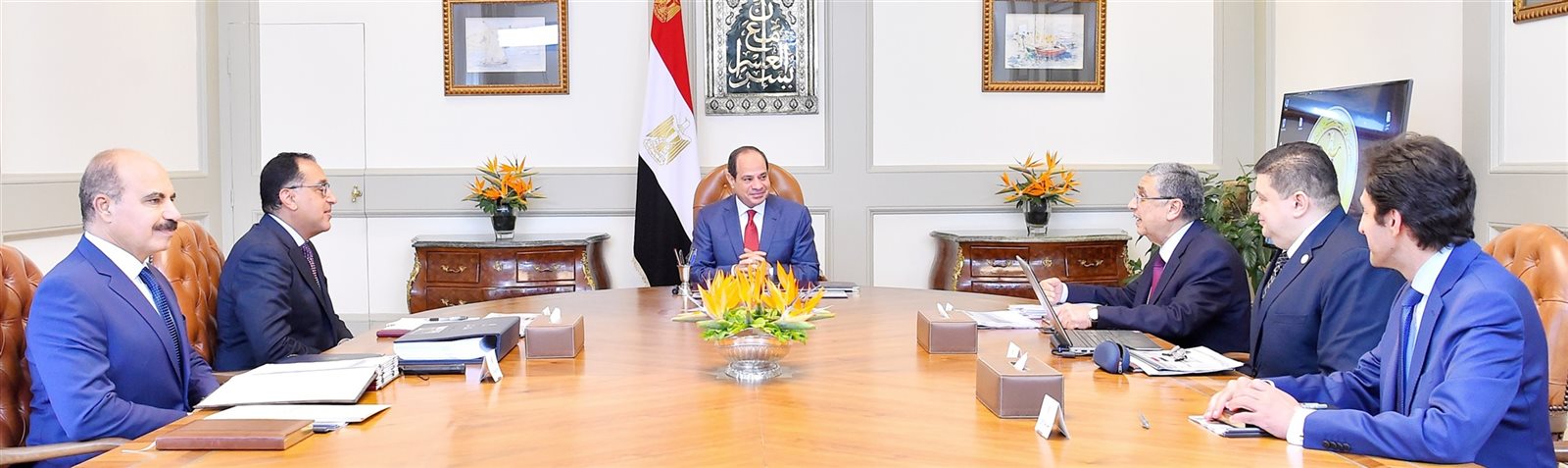 الرئيس يجتمع برئيس مجلس الوزراء ووزير الكهرباء الرئيس يجتمع برئيس مجلس الوزراء ووزير الكهرباء