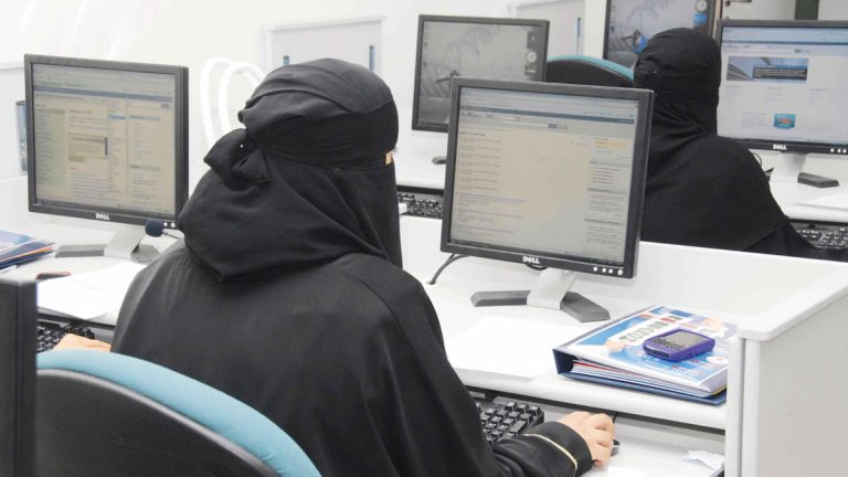 400 فتاة سعودية وقعن فى الفخ.. قصة الوظائف الوهمية بالمملكة 400 فتاة سعودية وقعن فى الفخ.. قصة الوظائف الوهمية بالمملكة