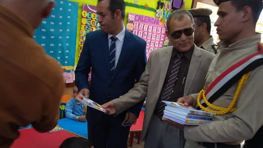 الشرطة توزع هدايا على تلاميذ مدارس الوادي الجديد الشرطة توزع هدايا على تلاميذ مدارس الوادي الجديد