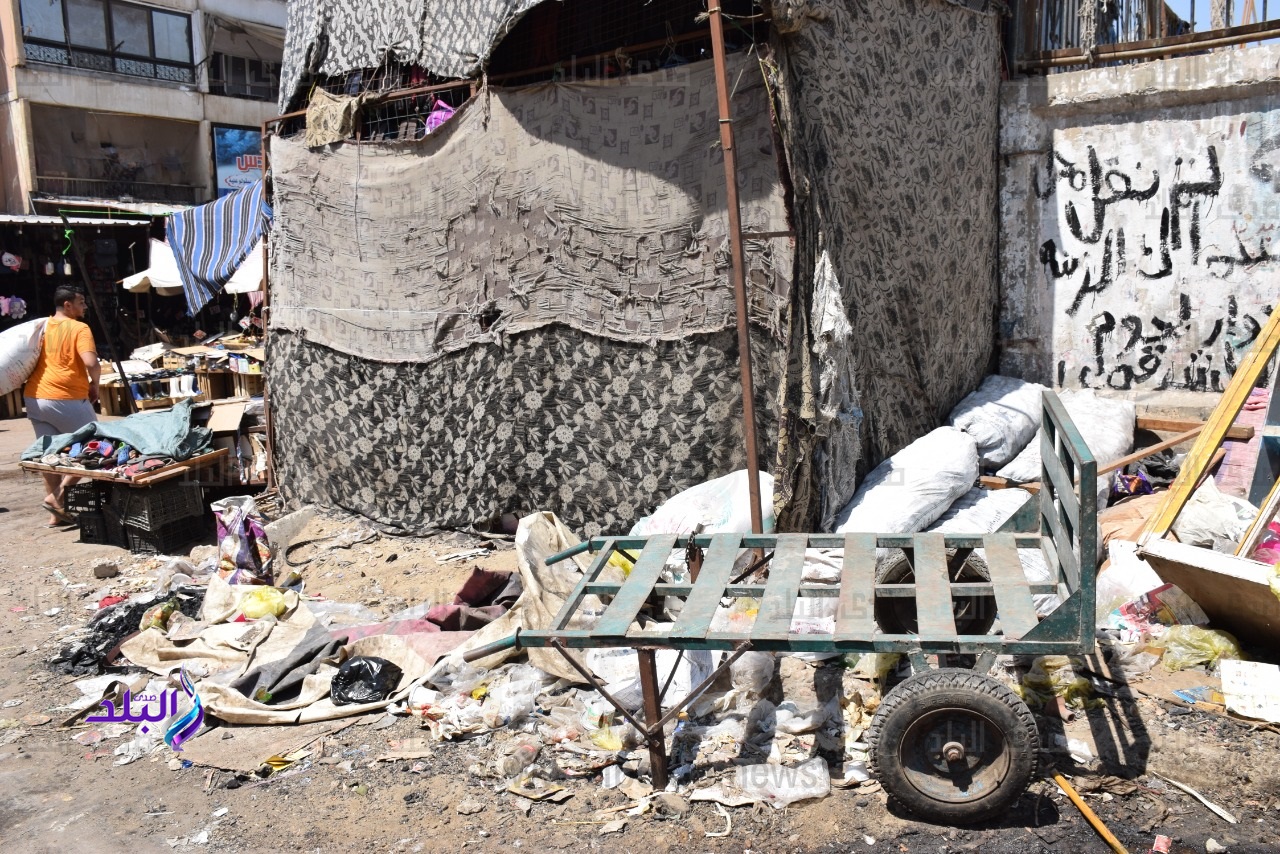 تجمع القمامة بجوار مركز شباب العاشر