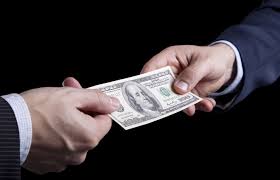 الإفتاء توضح حكم أخذ البقشيش والإكرامية من الزبون