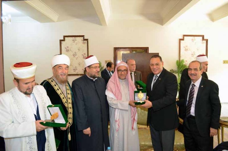 محافظ الشرقية يكرم الضيوف 