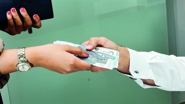 لإفتاء توضح حكم أخذ الزوج مالًا من زوجته لمصاريف المنزل.