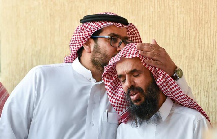 والد معتز الحارثي يتلقى العزاء في ولده المقتول