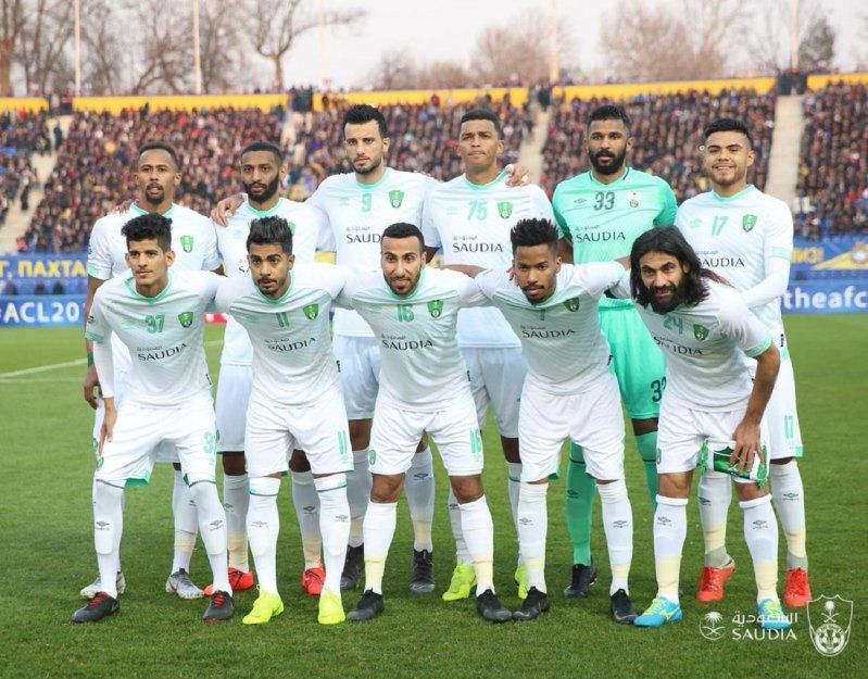نجم الأهلي السعودي يكشف سبب استبعاده من قائمة الفريق