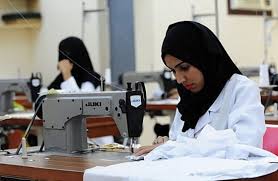عمل المرأة وزوجها مسافر 