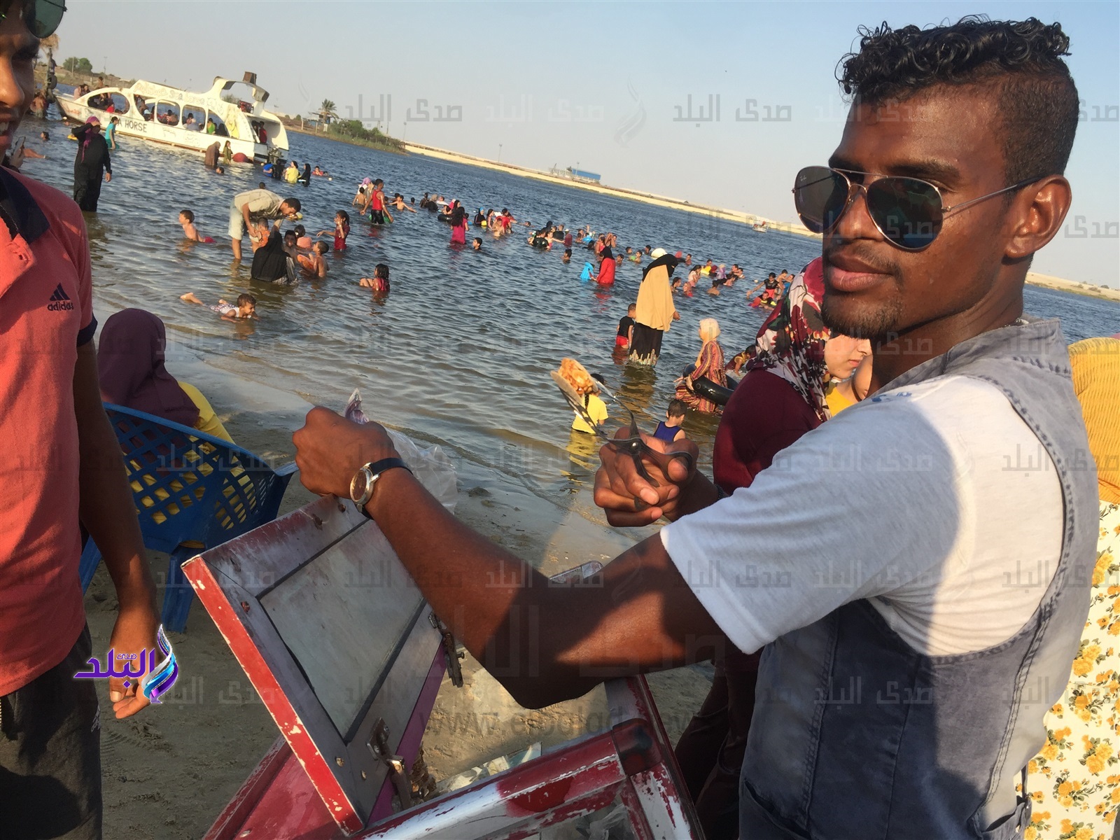 صانع البهجة بشاطئ القناة .. رحلة محمد ناصر لبيع الفريسكا 