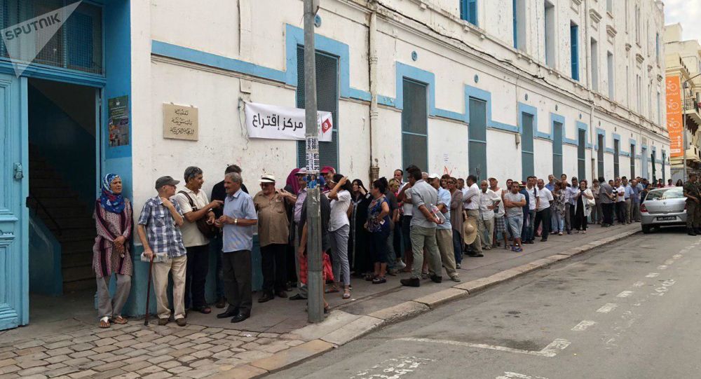 الناخبون التونسيون أمام أحد مراكز الاقتراع 