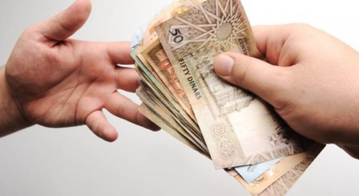 حكم الشرع فى الأب الذى يأخذ أموال ابنه باستمرار