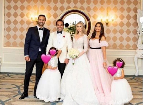 كريم فهمى مع عائلته 