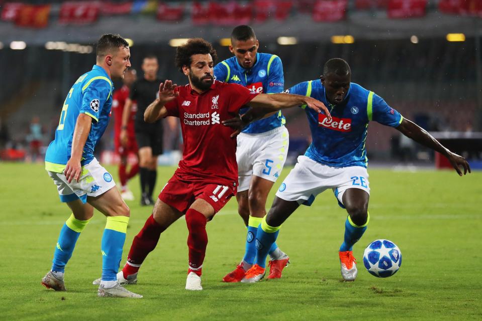 محمد صلاح وسط لاعبي نابولي محمد صلاح وسط لاعبي نابولي