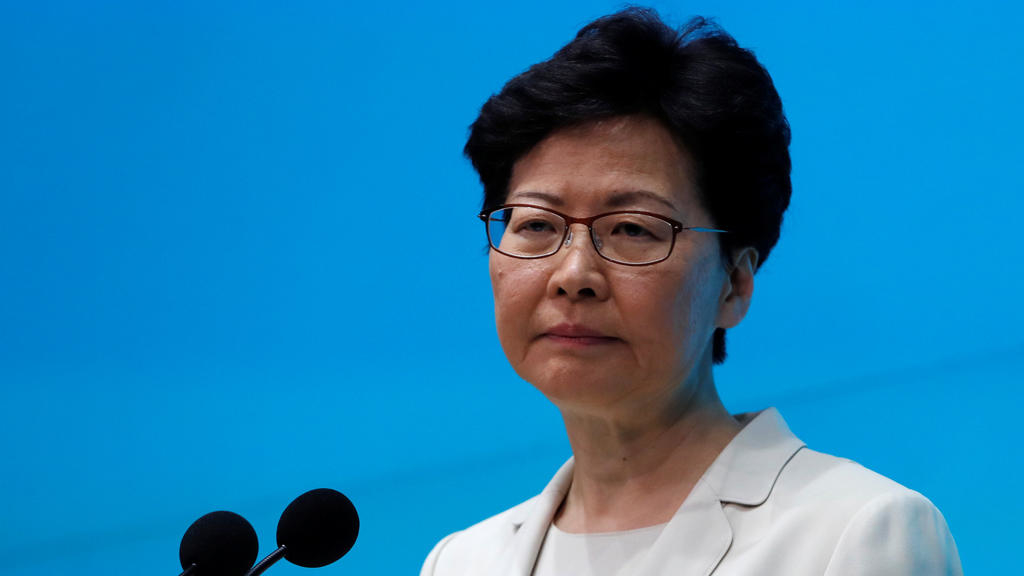 رئيسة هونج كونج التنفيذية تبدأ حوارا لتهدئة التوتر