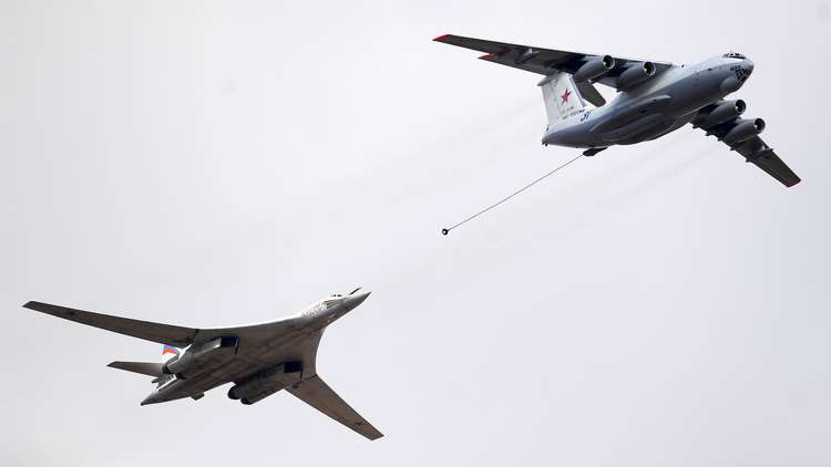 طائرتي تو 160 روسيتين فوق بحر البلطيق