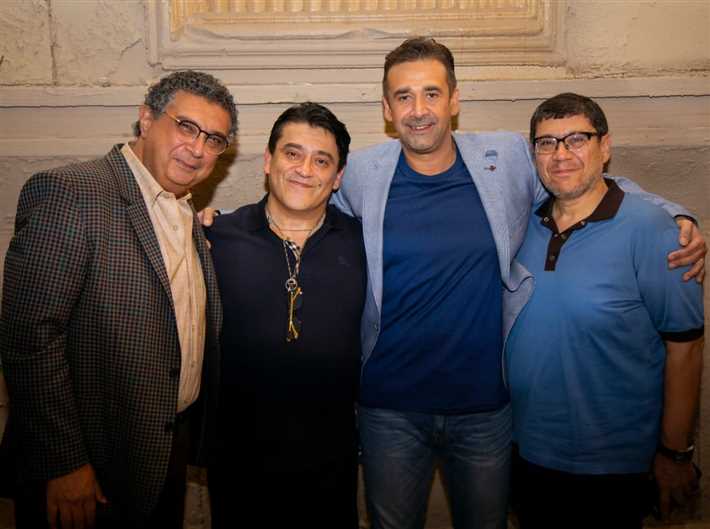 كريم عبد العزيز وسط فريق العمل 