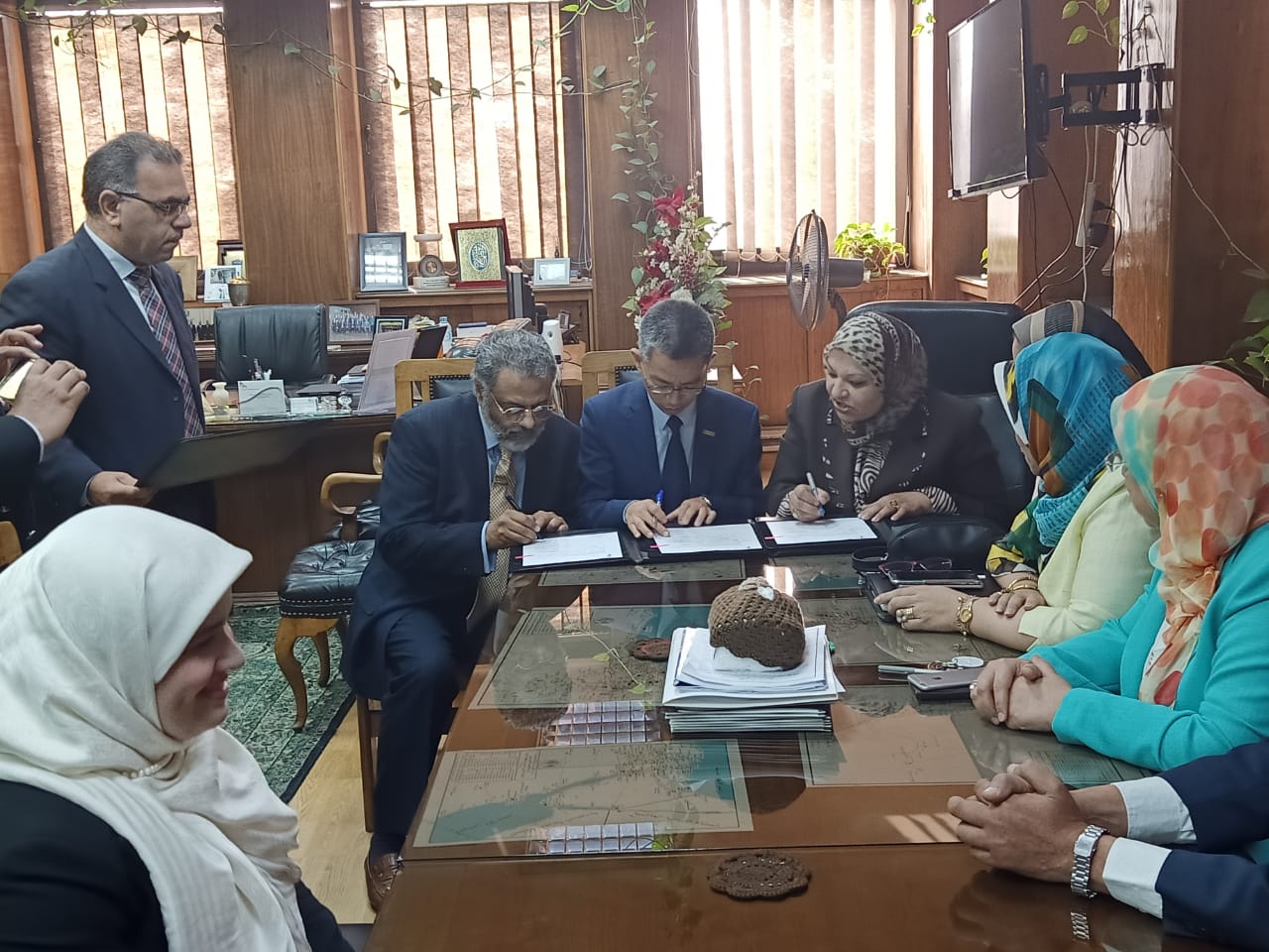صورة من توقيع العقد صورة من توقيع العقد