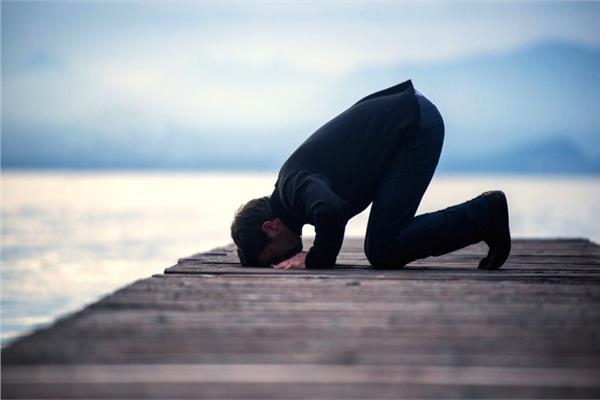 ما حكم تارك صلاة الفجر مع العلم أنه يصلي الصبح؟