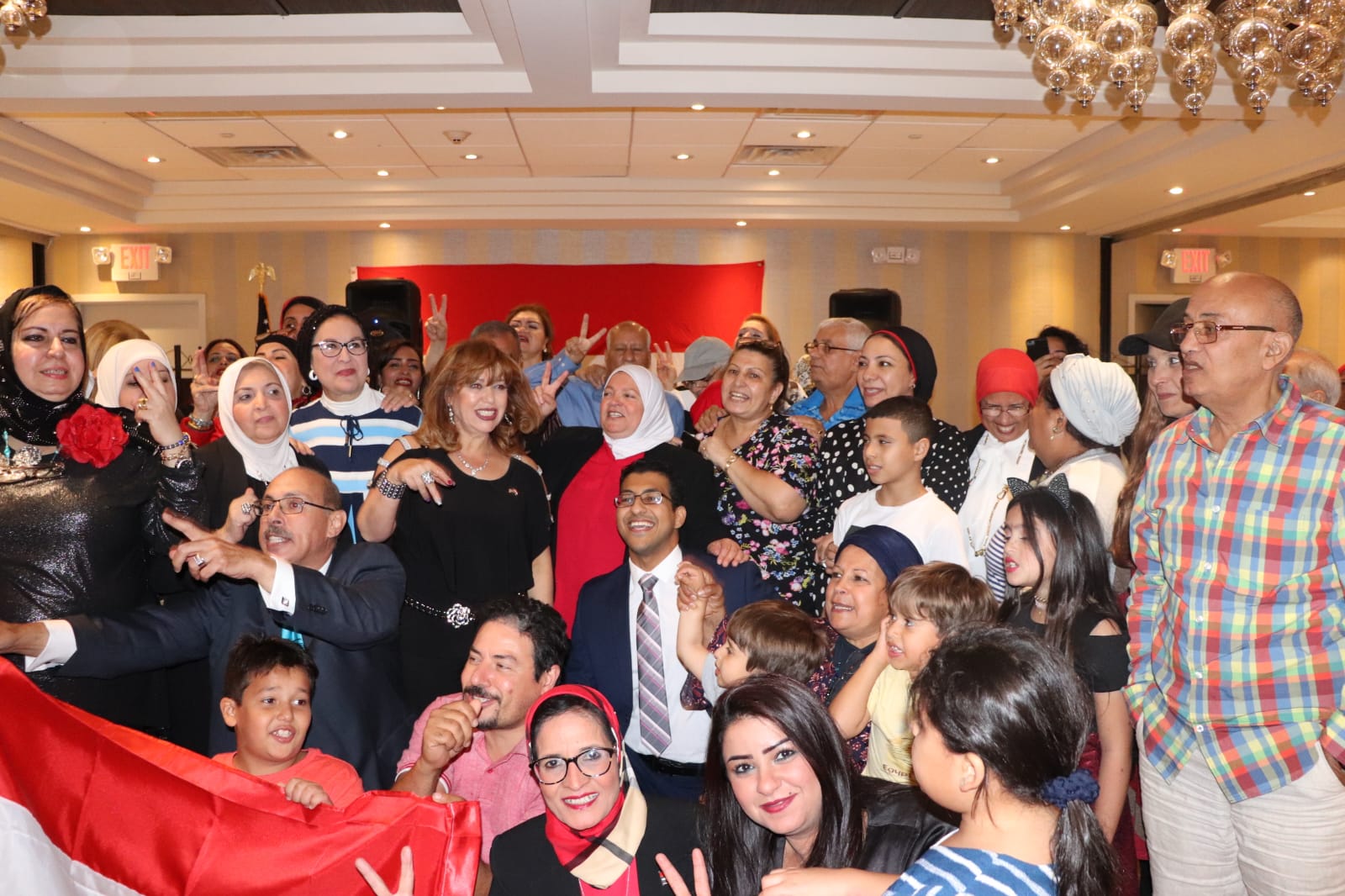 جانب من ابناء الجالية فى استقبال الرئيس السيسي