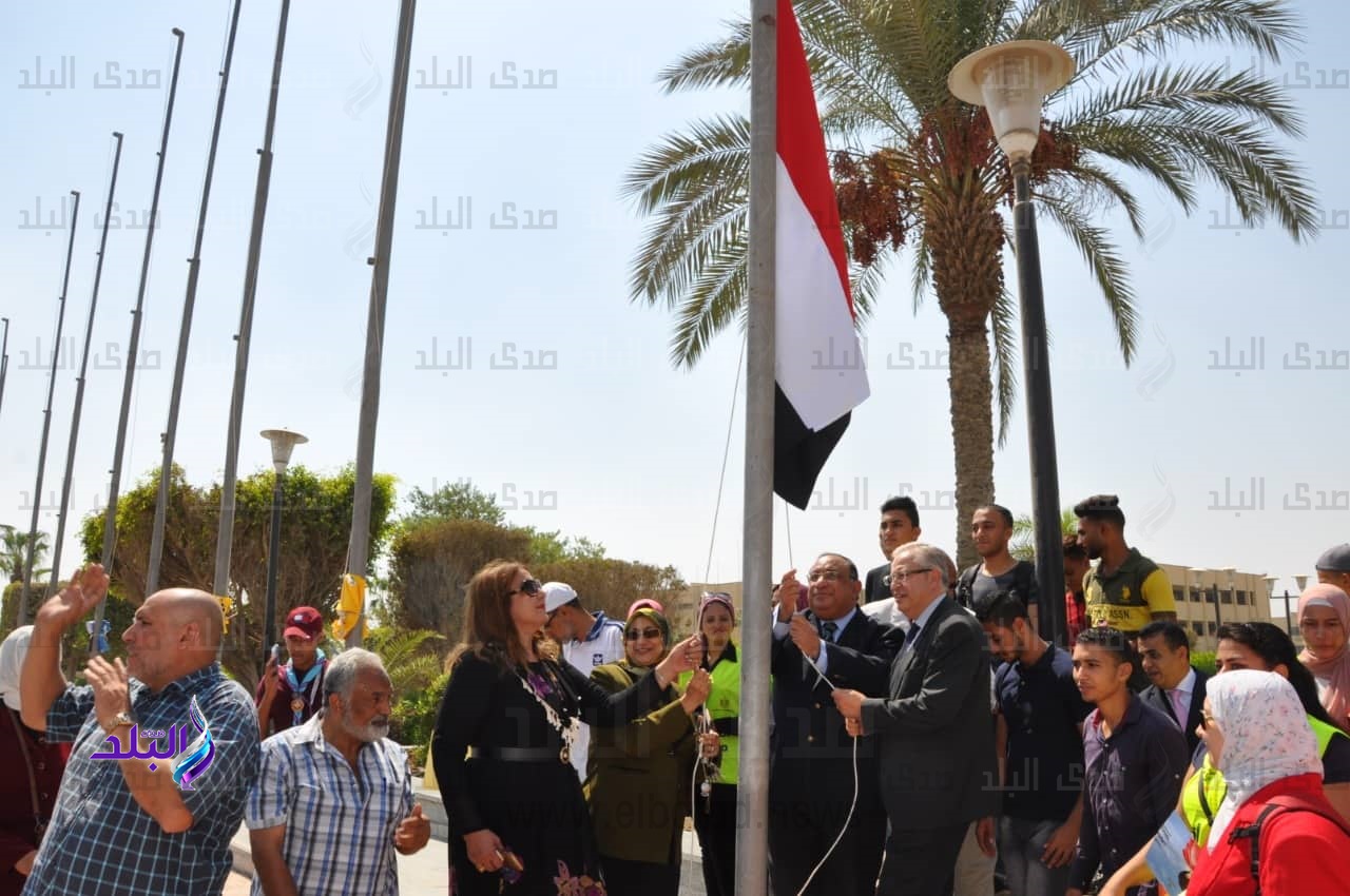 رئيس جامعة حلوان يرفع علم مصر رئيس جامعة حلوان يرفع علم مصر