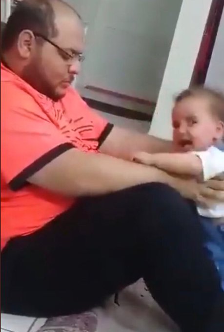 أول رد لمعذب طفله في السعودية