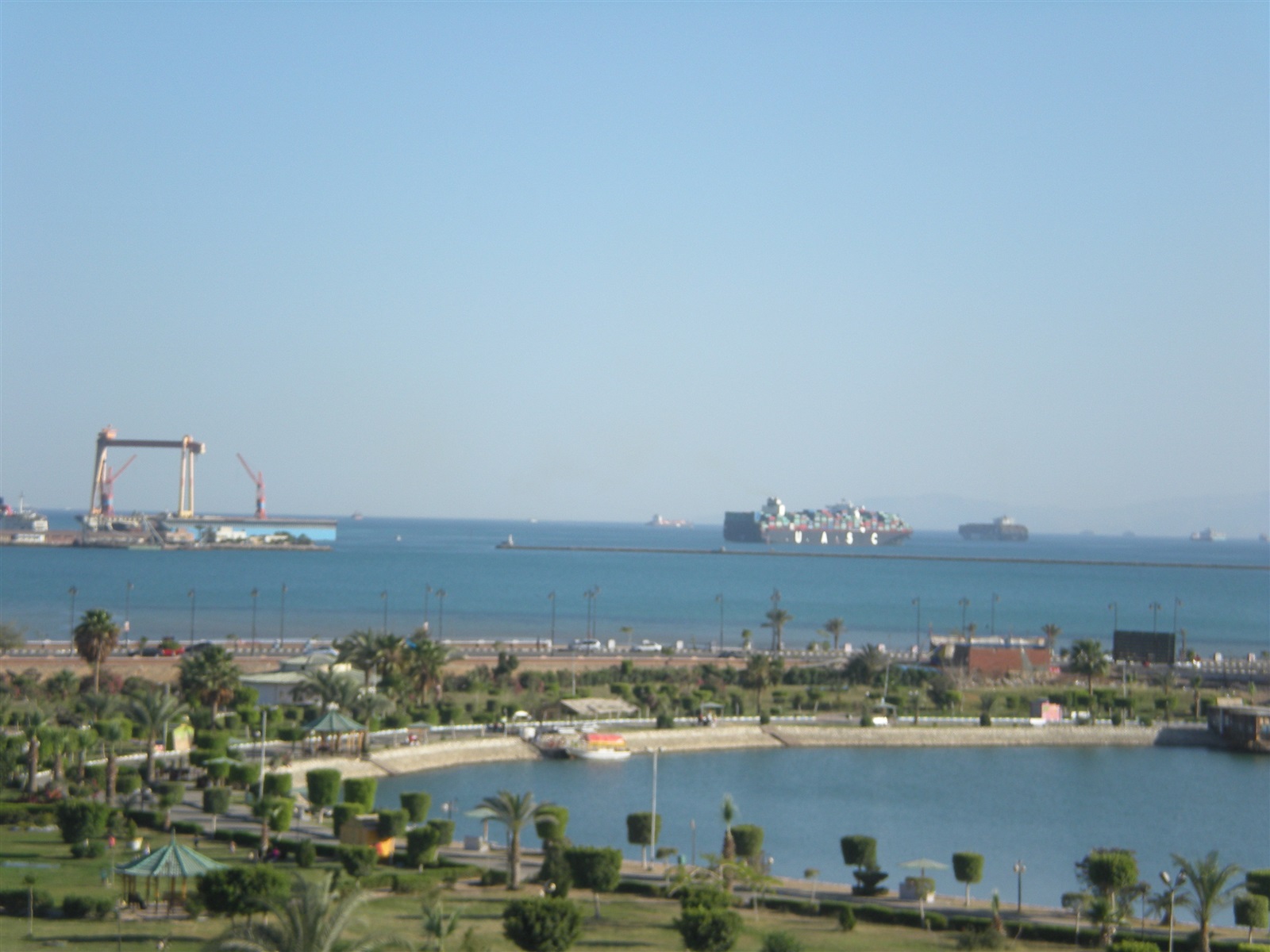تداول 249 شاحنة و94 سيارة بموانى البحر الاحمر