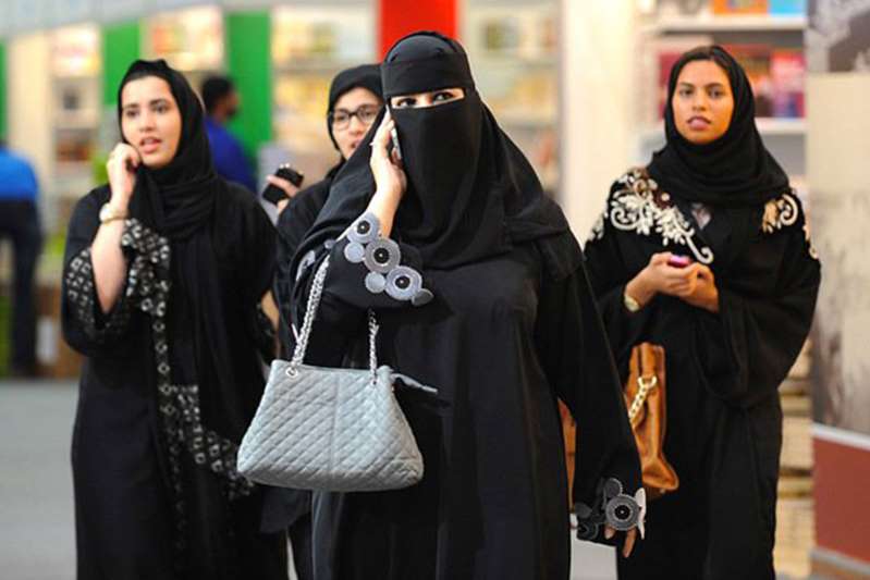 حقيقة سماح السعودية لغير المحجبات بالتجول في الشارع حقيقة سماح السعودية لغير المحجبات بالتجول في الشارع