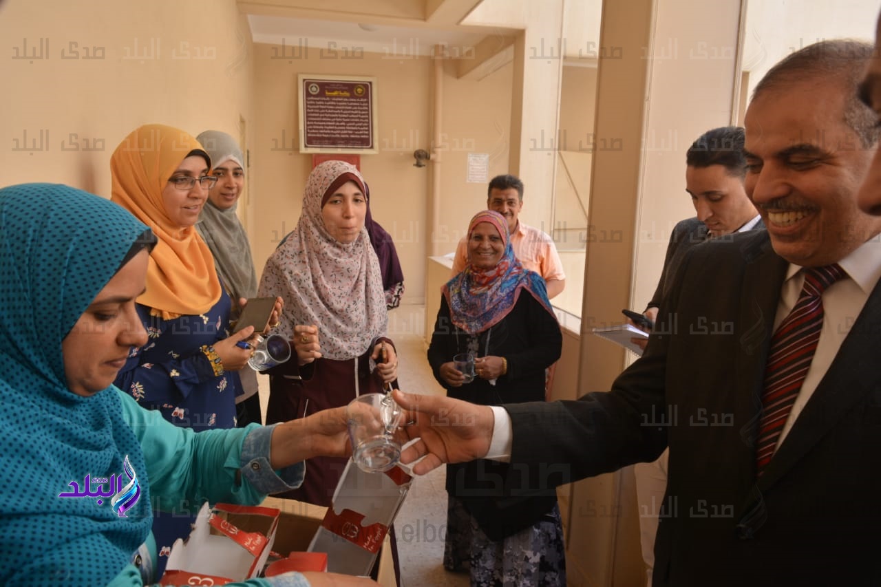 رئيس جامعة الأزهر يوجه بزيادة الشاشات في كلية العاشر رئيس جامعة الأزهر يوجه بزيادة الشاشات في كلية العاشر